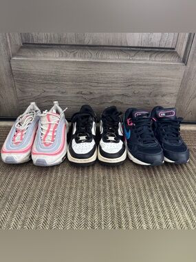 Nike Youth kids sneaker Lot Size 4-4.5